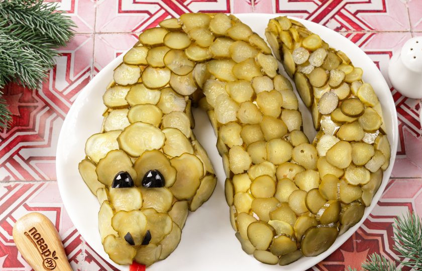 1. Этап. Салат Оливье на год Змеи: Глаза и язык можете сделать из любых подручных продуктов. Я сделала глаза из маслины, а язык вырезала из болгарского перца. Салат 