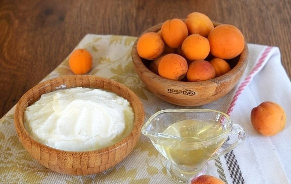 1. Этап. Десерт из свежих абрикосов: Подготовьте ингредиенты. Йогурт заранее охладите. Абрикос вымойте, обсушите.