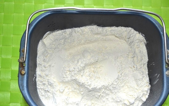 1. Этап. Дрожжевое тесто для ленивых: Всыпьте муку.