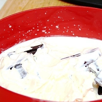 1. Этап. Десерт из груш с мороженым: В маленькую кастрюльку выливаем сливки и на кусочки разобранный шоколад. Ставим на медленный огонь и томим до полного растворения шоколада.