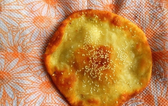 1. Этап. Бхатури: Готовые лепешки выложите на бумажное полотенце, чтобы стек лишний жир.