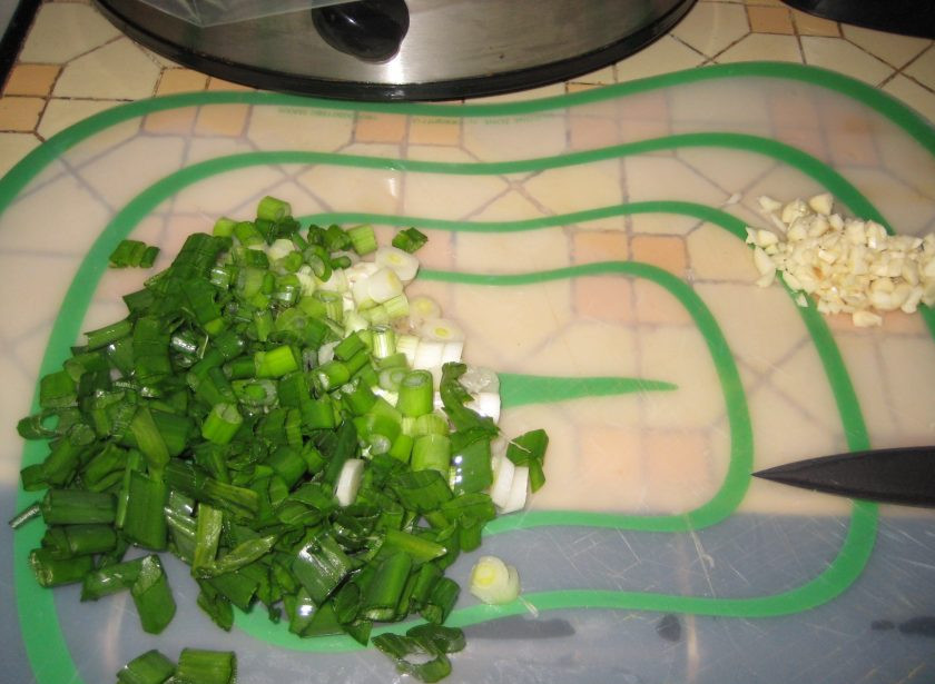 1. Этап. Свинина, тушенная с зеленым луком: Лук и чеснок измельчаем.