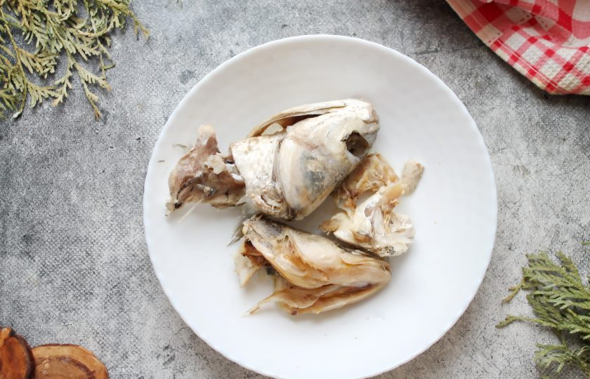 1. Этап. Уха из рыбных голов: Из бульона извлеките головы, покройте, чтобы не остыли. Бульон процедите и доведите до кипения.