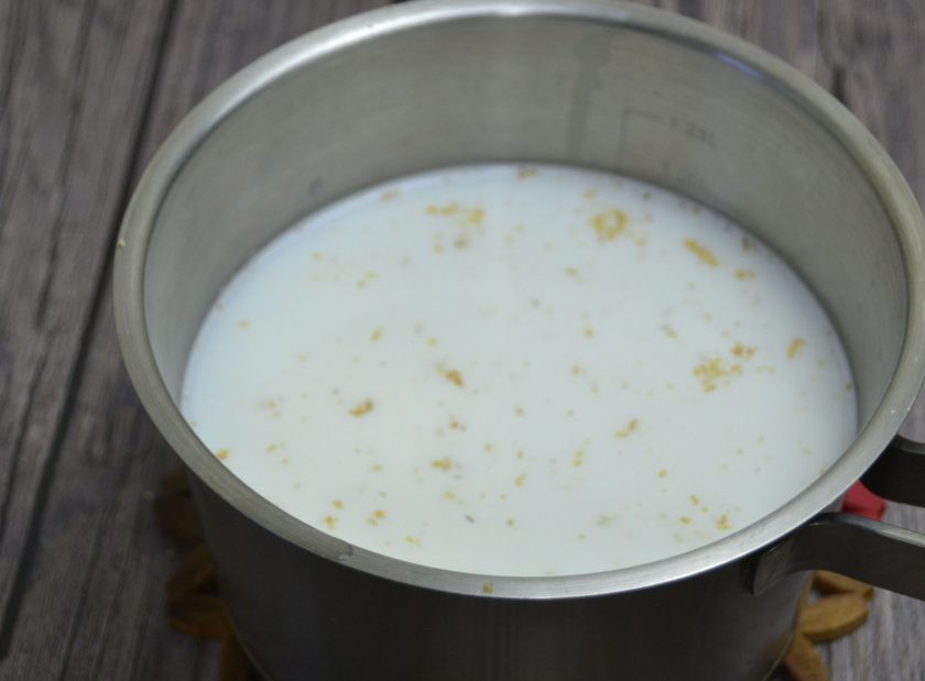 1. Этап. Каша Артек: Всыпьте крупу в сотейник и продолжайте варить на медленном огне 20-25 минут.