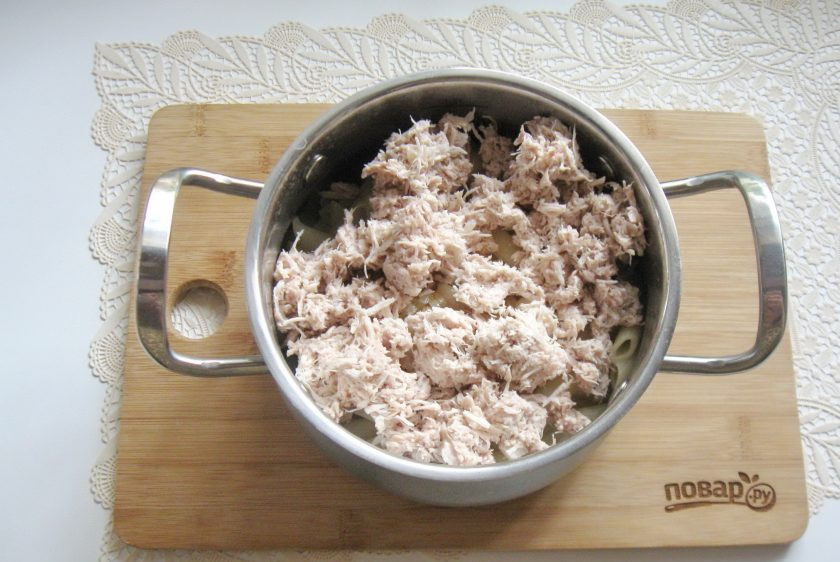 1. Этап. Макароны по-флотски с сыром: Добавьте измельченное вареное мясо.