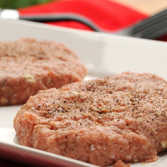 1. Этап. Фарш с сыром: Собственно, сам фарш готов, однако я вам покажу, что из него можно приготовить. Я очень люблю из такого фарша жарить котлеты на сковороде или гриле. Итак, из получившегося фарша формируем плоские котлеты.