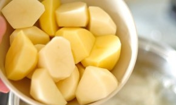 1. Этап. Уха из судака: 7. Далее в кипящий бульон кладем картофель. Солим, перчим.