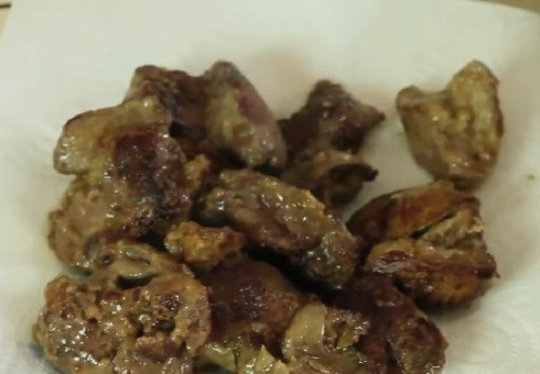 1. Этап. Салат с куриной печенкой: Выложим печень на бумажное полотенце, пусть впитается лишний жир.