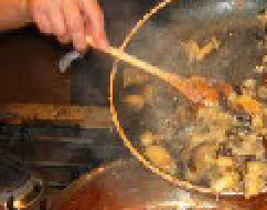 1. Этап. Капоната: Переставьте сотейник с помидорами на плиту, установите средний огонь и добавьте туда баклажаны.