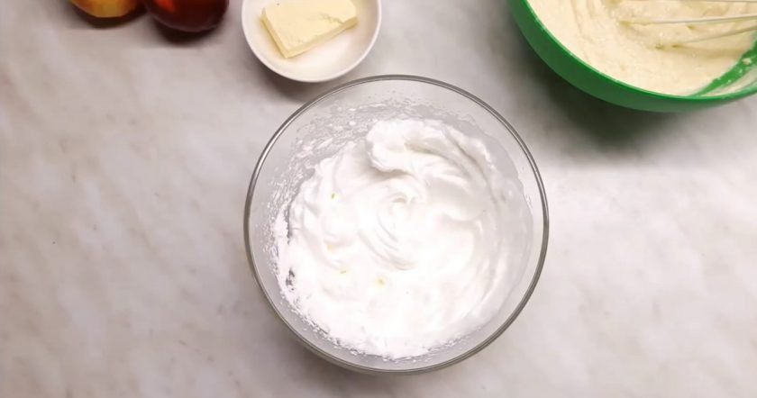 1. Этап. Пирог с яблоками по-Афински: 2. Белки подсолите и взбейте миксером до устойчивых пиков. Добавьте белки в основную часть теста и аккуратно перемешайте лопаткой.