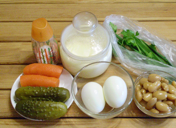 1. Этап. Салат с фасолью и солеными огурцами: 1. Приготовим продукты. Если огурцы достаточно соленые, соль можно не использовать.