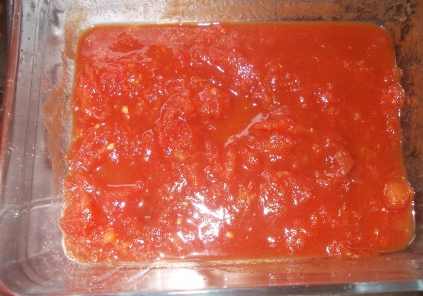 1. Этап. Креветки, запеченные под соусом: 1. Помидоры мою, делаю крестообразные надрезы и заливаю их кипятком, оставляю на 2 минуты, затем очищаю от кожуры. Измельчаю почищенные помидоры в однородную смесь.