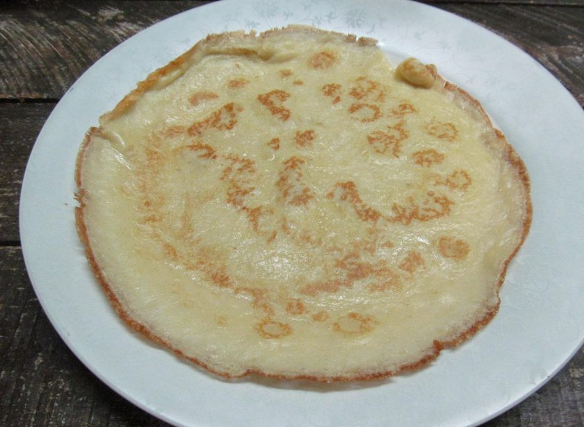 1. Этап. Блинчики с консервированным лососем и рисом: Пожарьте блины как обычно.