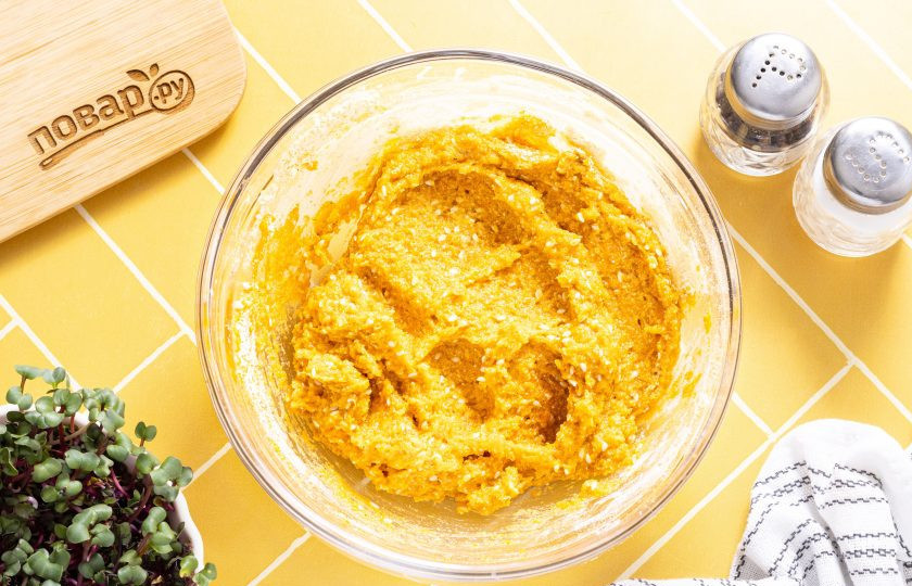 1. Этап. Фалафель из батата: Все перемешайте. Должна получиться густая однородная липкая масса. При необходимости добавьте больше нутовой муки.