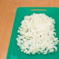 1. Этап. Постная солянка: Мелко крошим лук.