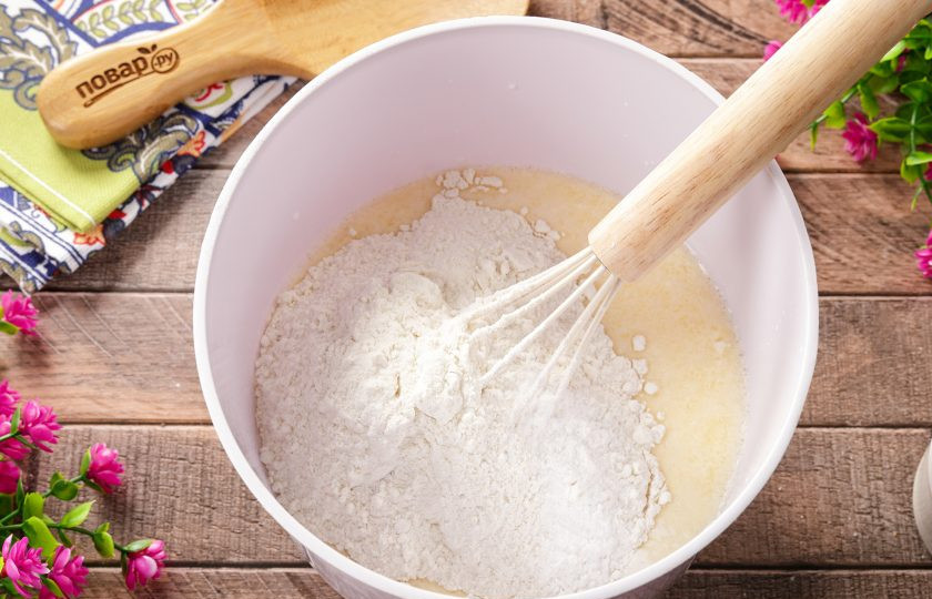 1. Этап. Блины на простокваше: Добавьте муку и разрыхлитель.