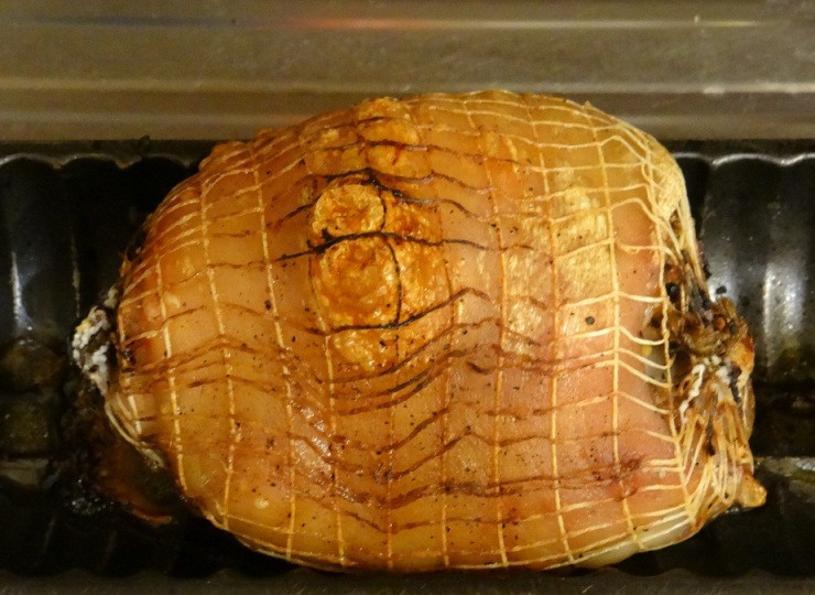 1. Этап. Рулет из свиной рульки: По истечении времени фольгу следует аккуратно снять и еще 5-10 минут запекать рулет без нее.