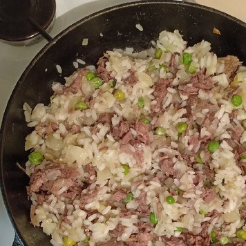 1. Этап. Кабачки, фаршированные рисом и тушенкой: Все перемешать и снять с огня.