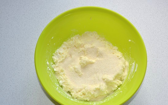 1. Этап. Бабушкины сырники: Тщательно все перемешиваем и всыпаем манную крупу.