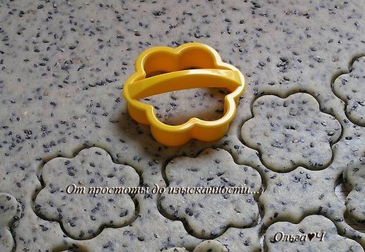 1. Этап. Постное кунжутное печенье на пиве: Тесто раскатайте, присыпав чуть-чуть мукой, вырежьте любые фигурки, переложите на противень, застеленный бумагой для выпечки и выпекайте при 190*С около 20-25 минут.