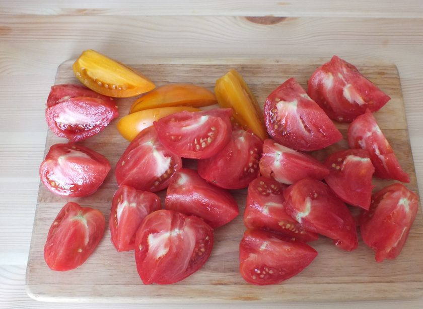 1. Этап. Помидоры резаные на зиму: Помидоры вымойте и разрежьте каждый на 4 части.