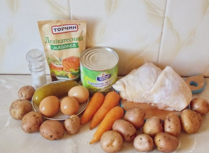 1. Этап. Оливье с курицей: 1. Конечно, все современные рецепты приготовления этого салата далеки от традиционного, который был еще в 19 веке, но оливье с курицей по этому рецепту побалует любые вкусовые рецепторы. Для начала нам нужно отварить отдельно куриное филе, отдельно овощи и яйца. Бульон можно потом использовать для приготовления первого блюда.