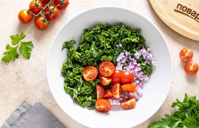 1. Этап. Салат из фасоли с киноа: Помидоры черри разрежьте пополам, а красный лук нарежьте кубиками. Добавьте в миску.