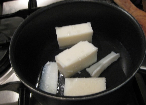 1. Этап. Английский пирог с мясом: Растапливаем сливочное масло и смалец.