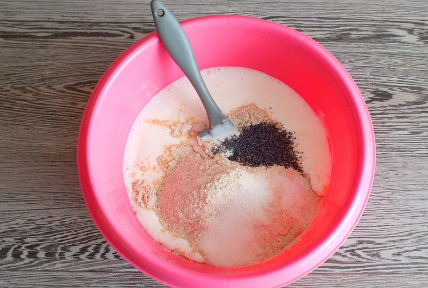 1. Этап. Цельнозерновой хлеб в мультиварке без дрожжей: По истечении времени добавьте муку, соль, сахар, семена.