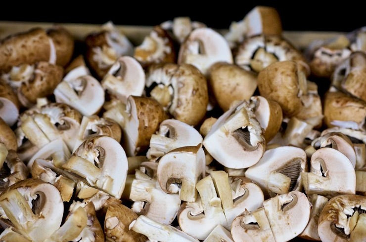 1. Этап. Грибная подлива с горохом: 2. Нарежьте грибы на 4 части.