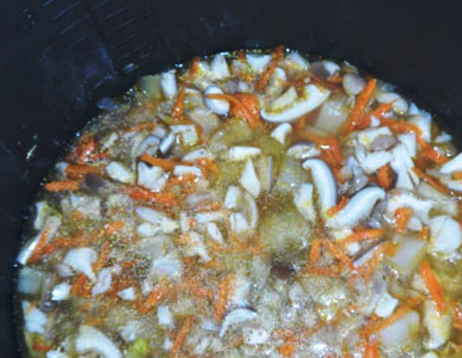 1. Этап. Суп из свежих вешенок: Теперь добавьте воду и сливки, посолите, поперчите по вкусу. Варите в режиме приготовления супа 25 минут. За 5 минут до готовности добавьте муку и перемешайте. Готовый суп разлейте по порциям, посыпьте свежей зеленью и подайте на стол.