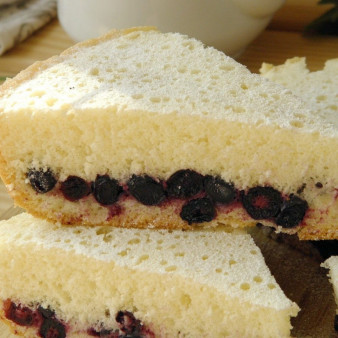 Шарлотка с ягодами