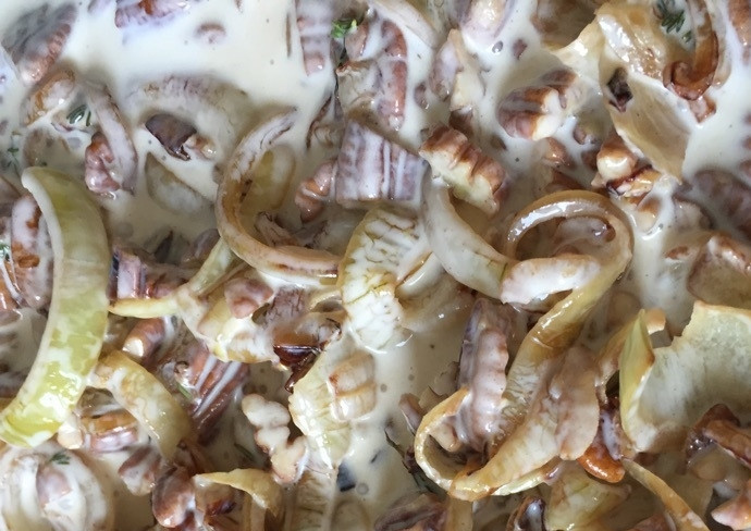 1. Этап. Паста с ореховым соусом: 2. Добавьте в сковороду измельченный чеснок и порезанные орехи, залейте все сливками и молоком. Тушите 1-2 минуты, немного посолите и поперчите. Переложите смесь в блендер и измельчите, добавьте тертый сыр.