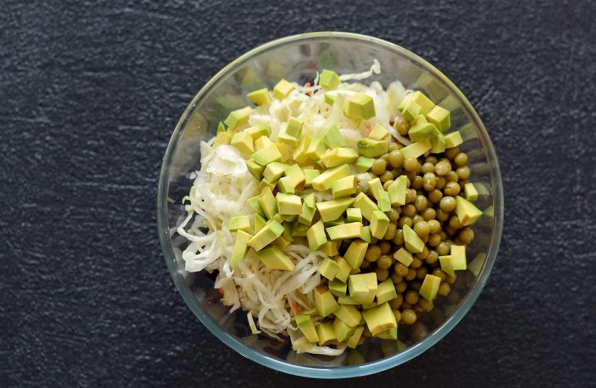 1. Этап. Винегрет с авокадо: Авокадо нарежьте кубиками и добавьте в миску.