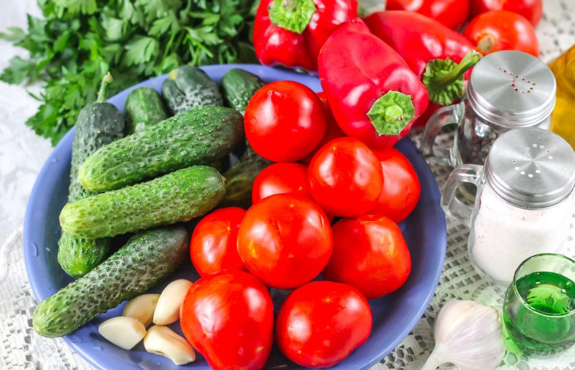 1. Этап. Салат из перцев, огурцов и помидоров на зиму: Подготовьте необходимые ингредиенты. Их объем указан на две банки по 0,5 литра.