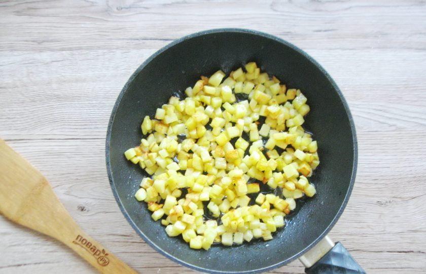 1. Этап. Жареный Оливье: Влейте подсолнечное масло и обжаривайте картофель до готовности.