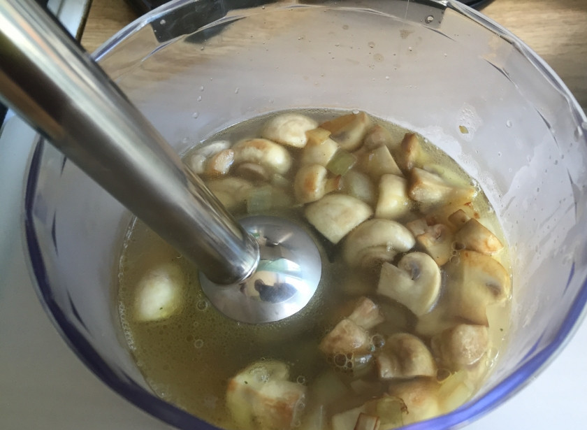 1. Этап. Суп грибной на курином бульоне: 4. Овощи переложите в чашу блендера, залейте их бульоном и превратите в пюре при помощи погружного блендера. Для текстуры можно оставить пару неизмельчённых кусочков. Если масса получилась слишком густой и её трудно измельчать, добавьте немного воды.