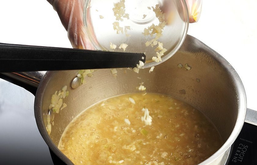 1. Этап. Жареная навага: 6. Обжарьте до золотистого цвета. Влейте вино, а через пару минут добавьте бульон (лучше всего овощной или рыбный). Тушите на среднем огне до мягкости. После добавьте измельченный чеснок.