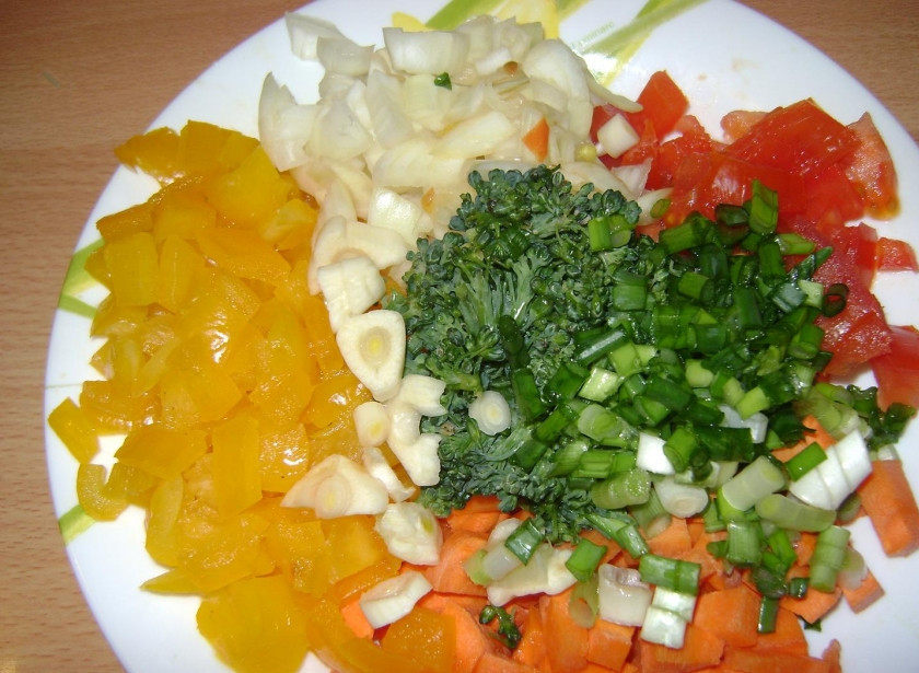 1. Этап. рис с овощами и морепродуктами: Рис варить до готовности 30 минут. Пока варится рис креветки очистим и зальем подсоленной водой на несколько минут. Помидор, морковь, лук, перец нарезать кубиками, брокколи и зеленый лук произвольно. Чеснок нарезать кружками.