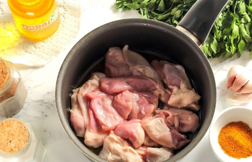 1. Этап. Баранина с картофелем и грибами: Мякоть молодой баранины нарежьте порционными кусочками. Прогрейте растительное масло в казане или ковше, выложите туда кусочки баранины и обжарьте примерно 5-7 минут.