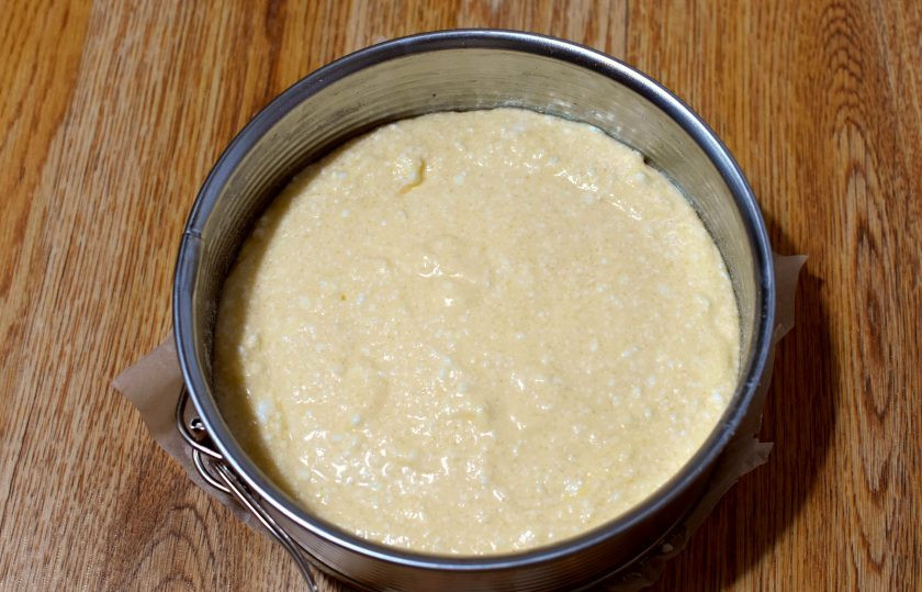 1. Этап. Насыпной пирог с творогом и яблоками: Сверху разложите творожную начинку и засыпьте ее второй частью крошки.