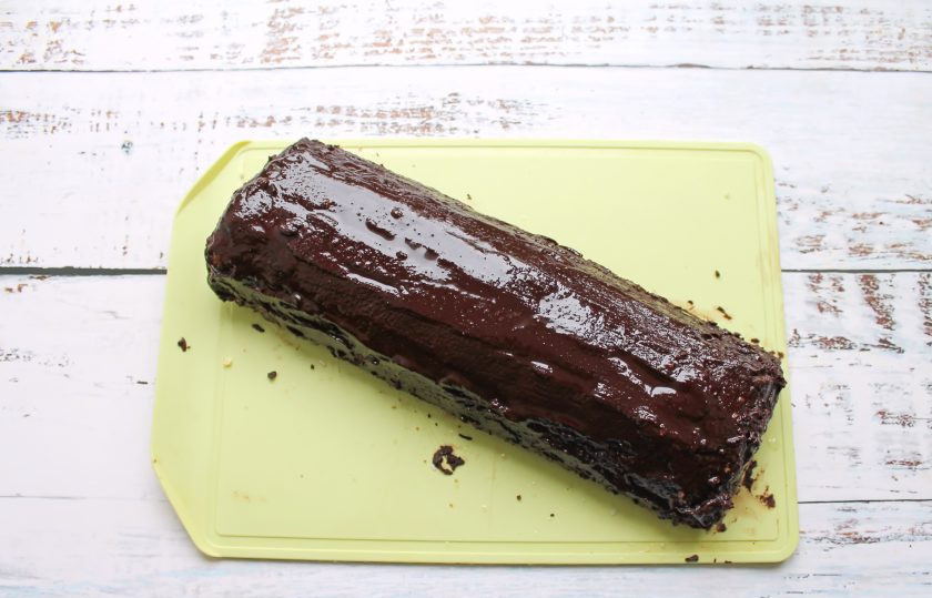 1. Этап. Творожная запеканка Баунти: Шоколад поломайте, выложите в миску и влейте молоко. Растопите шоколад на водяной бане, перемешивая, и покройте полностью запеканку. Уберите в холодильник на один час до застывания и подавайте.