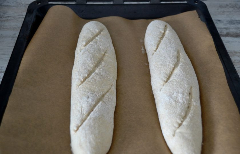 1. Этап. Багет ржаной: Ножом или лезвием бритвы сделайте надрезы. Разогрейте духовку до 250 градусов. Выпекайте первые 8-10 минут при температуре 250 градусов. Если в духовке есть функция пара, то используйте эту функцию. Далее, уменьшите температуру до 180 градусов и выпекайте до готовности еще около 10-15 минут.