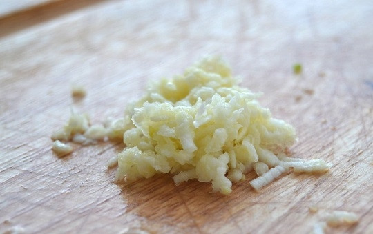 1. Этап. Перепелка в духовке: 3. Чеснок очистите и измельчите.