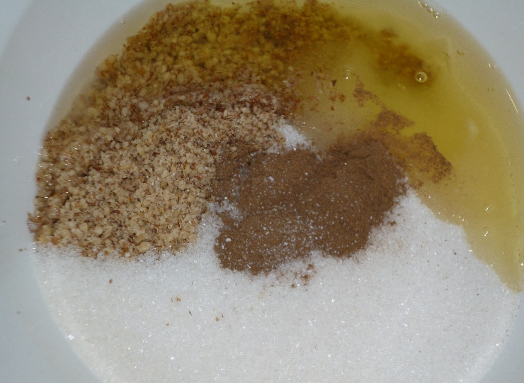 1. Этап. Пахлава на кефире: Смешиваем орехи, белки, сахар и корицу.