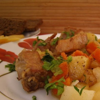 Свиные ребра, тушенные с картошкой