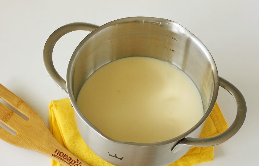 1. Этап. Омлет в кастрюле: Кастрюлю смажьте любым маслом и аккуратно вылейте готовую смесь. Готовьте на минимальном огне накрыв крышкой около 10-15 минут.