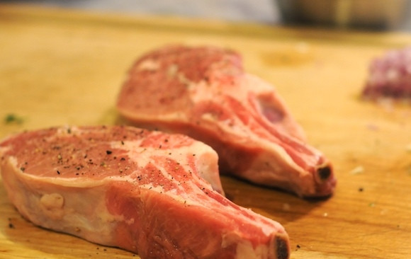 1. Этап. Тушеные телячьи ребрышки: Ребрышки телятины с мясом хорошо промыть. Поперчить и посолить по вкусу.