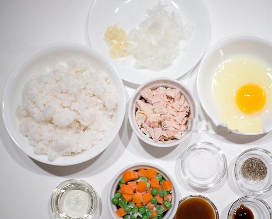 1. Этап. Рис с курицей на сковороде: 1. Подготовьте все ингредиенты для дальнейшей готовки.