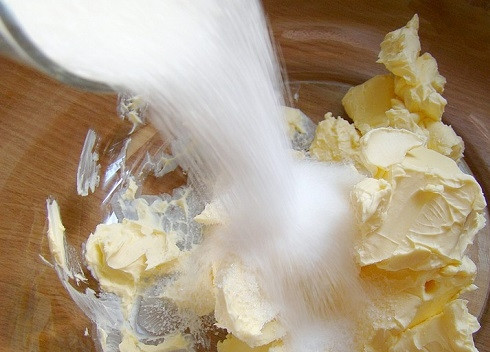 1. Этап. Лимонник пирог: Взбиваем миксером мягкое сливочное масло с сахаром.